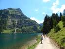 Entlang des Vilsalpsee Ufers zum Wasserfall Bergaicht