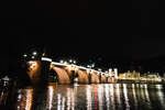 Alte Brücke und Brückenaffe